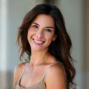 Ritratto di Giulia Bianchi, cliente soddisfatta.